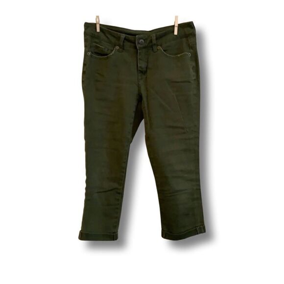 🌼3/$15🌼Green capris   - Picture 2 of 7